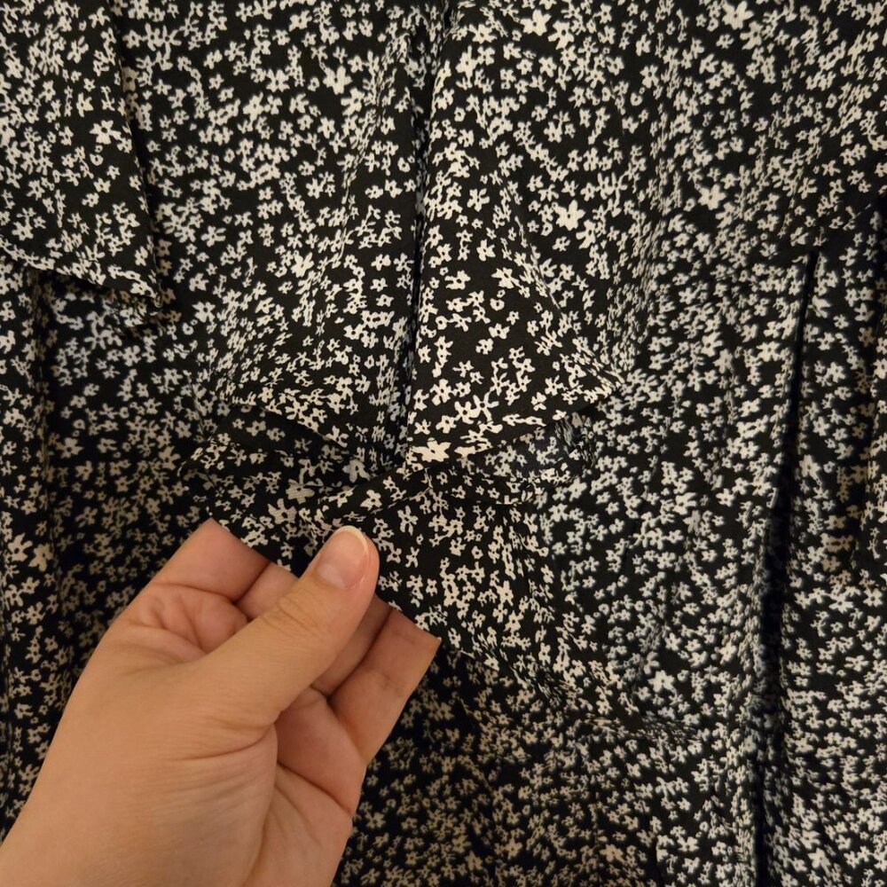 NWT BloomChic ditsy floral cold shoulder top - Size 22/24 - Picture 5 of 8